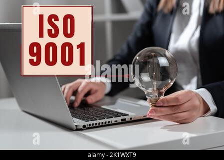 Textschild mit ISO 9001. Word für Designed unterstützt Unternehmen dabei, die Anforderungen der Kunden zu erfüllen Stockfoto