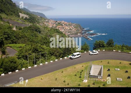 Seixal an der Nordküste Madeiras vom VEU da Noiva-Sichtgebiet aus gesehen Stockfoto