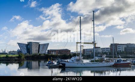 Belfast, Vereinigtes Königreich - 21. August 2022: Segelboote, die im Sporthafen und Hafen im Titanic Quarter von Belfast am Fluss Lagan festgemacht haben Stockfoto