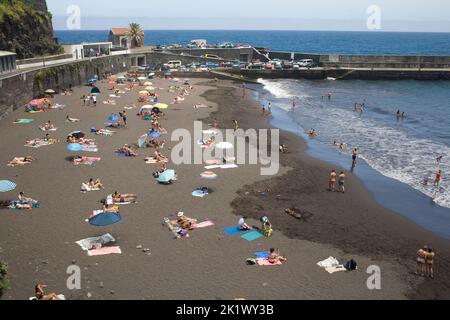 Der künstliche Strand in Seixal an einem warmen sonnigen Portugal Day Urlaub Stockfoto