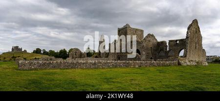 Cashel, Irland - 17. August 2022: Panoramablick auf die Ruinen der Zisterzienserabtei Hore Abbey in der Nähe des Rock of Cashel in der irischen Grafschaft Tipperary Stockfoto