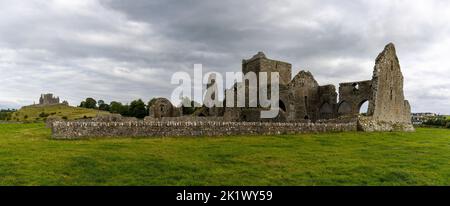 Cashel, Irland - 17. August 2022: Panoramablick auf die Ruinen der Zisterzienserabtei Hore Abbey in der Nähe des Rock of Cashel in der irischen Grafschaft Tipperary Stockfoto