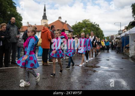 PEZINOK, SLOWAKEI - SEP 18, 2022: Allegorische Prozession im Rahmen der traditionellen Danksagefeier zur Weinlese und der Kostümparade in Pezinok Stockfoto