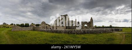 Cashel, Irland - 17. August 2022: Panoramablick auf die Ruinen der Zisterzienserabtei Hore Abbey in der Nähe des Rock of Cashel in der irischen Grafschaft Tipperary Stockfoto