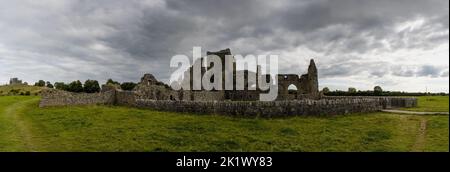 Cashel, Irland - 17. August 2022: Panoramablick auf die Ruinen der Zisterzienserabtei Hore Abbey in der Nähe des Rock of Cashel in der irischen Grafschaft Tipperary Stockfoto