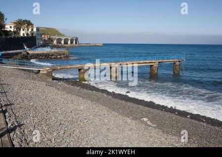 Palmeiras Beach in Santa Cruz an der Südostküste von Madeira an einem späten Sommernachmittag Stockfoto