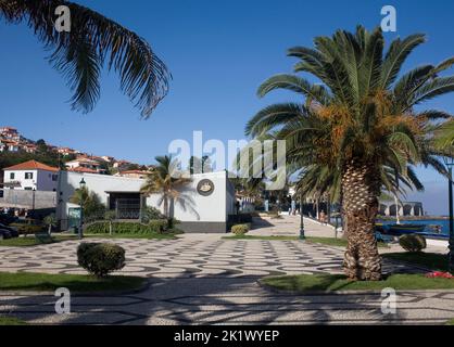 park mit Palmen und dekorativen gepflasterten Fliesen neben dem Palmeiras Strand in Santa Cruz Madeira Stockfoto