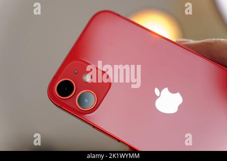 Tjumen, Russland-12. August 2022: IPhone 12 Mini Produkt rot mit Retail-Box, Kauf Konzept Foto, gelber Hintergrund Stockfoto