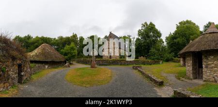 Wexford, Irland - 18. August 2022: Panoramablick auf ein rekonstruiertes frühchristliches Kloster im Irish National Heritage Park Stockfoto