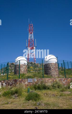 Rot-weißer Telekommunikationsmast auf dem Gipfel des Pico do Arieiro im Zentrum von Madeira Stockfoto