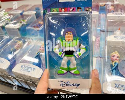 Tyumen, Russland-09. September 2022: Disney Pixar Toy Story mit Buzz Lightyear und Woody. Spielzeug Verkauf von Waren in einem Hypermarkt Stockfoto