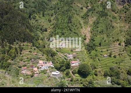 Häuser auf grünen Hügeln in der Nähe von Serra de Agua im Zentrum von Madeira Stockfoto