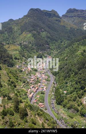 Tal und Hügel rund um Moleiro und die Straße VE4 von der Nähe von Serra de Agua im Zentrum von Madeira aus gesehen Stockfoto