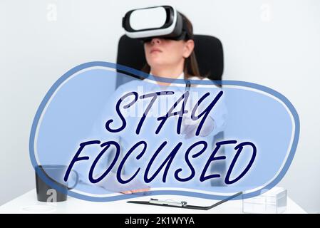 Handschriftschild konzentriert bleiben. Auf aufmerksam sein Konzentrieren Priorisieren Sie die Aufgabe Vermeiden Sie Ablenkungen Stockfoto