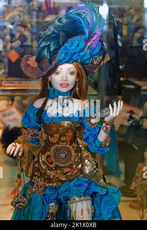 Caribbean Rose, OOAK Art polymeres Tonpuppe von Valentina und Violetta Yakovleva auf der Fashion Doll International Ausstellung in Kiew, Ukraine. Stockfoto