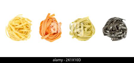 Tagliatelle Pasta in verschiedenen Farben, zu Nestern verdreht, von oben, isoliert, über weiß. Ungekochte, getrocknete traditionelle italienische Eiernudeln. Stockfoto