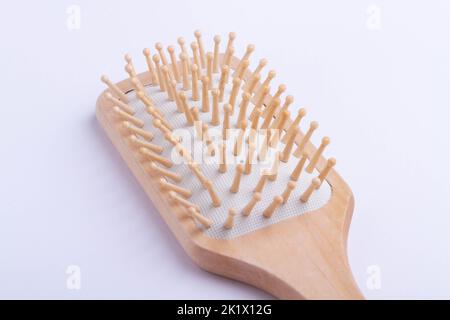 Massieren Sie den Kamm, um das Haarwachstum zu stimulieren. Kamm auf isoliertem Hintergrund. Schönheit und Haarpflege. Stockfoto