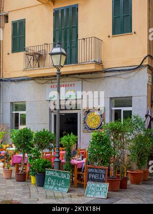 PALMA DE MALLORCA, SPANIEN - 23. MAI 2018: Außenansicht eines kleinen Restaurants in der Altstadt mit Tischen und Stühlen Stockfoto