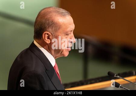 New York, New York, USA. 20. September 2022. Recep Tayyip Erdogan, Präsident der Republik Turkiye, spricht auf der Generalversammlung der Vereinten Nationen 77. im UN-Hauptquartier (Foto: © Lev Radin/Pacific Press via ZUMA Press Wire) Stockfoto