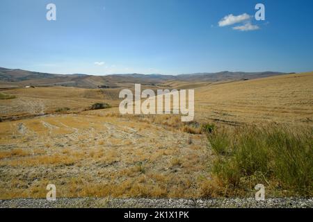 Weizenfelder in der Landschaft Siziliens geerntet Stockfoto