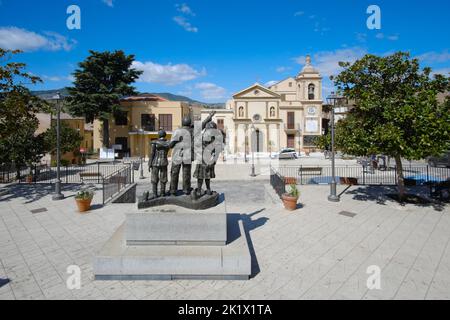 Der Hauptplatz von Cefalà Diana mit dem Emigrantendenkmal und der Kirche San Francesco di Paola in Sizilien, Italien Stockfoto