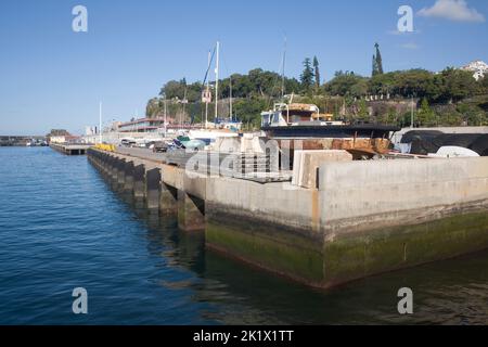 Hafen mit Booten aus dem Wasser in Funchal Madeira Stockfoto