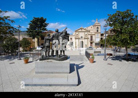 Der Hauptplatz von Cefalà Diana mit dem Emigrantendenkmal und der Kirche San Francesco di Paola in Sizilien, Italien Stockfoto