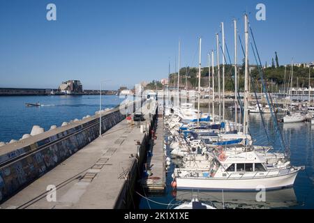 Mauer zwischen Yachthafen und Hafen und festgeschobten Booten in Funchal Madeira Stockfoto