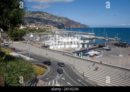 Blick von den Santa Catarina Gärten auf den Carneiro Square Kreisverkehr, den Yachthafen und den Hang dahinter in Funchal Madeira Stockfoto