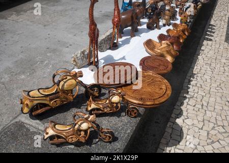 Geschnitzte Holzgegenstände zum Verkauf an der Avenida do Mar in Funchal Madeira Stockfoto