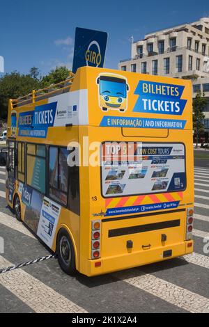 Gelber Reisebus mit Ticketverkauf und Informationen in Funchal Madeira Stockfoto