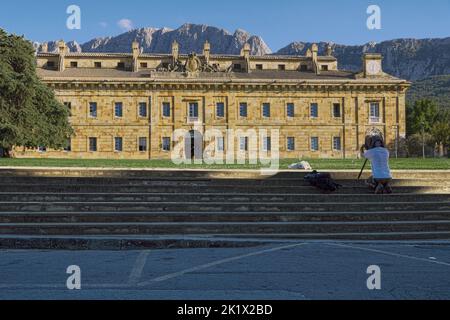 Der Fotograf nimmt ein Bild von Real Casina di Caccia di Ficuzza mit einer sehr großen Digitalkamera auf Stockfoto