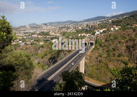 Blick vom botanischen Garten auf die nördlichen Außenbezirke von Funchal und Monte Madeira Stockfoto