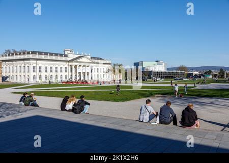 Friedrichsplatz in Kassel, mit der Fridericianum Kunstgalerie (links) und dem Staatstheater Stockfoto