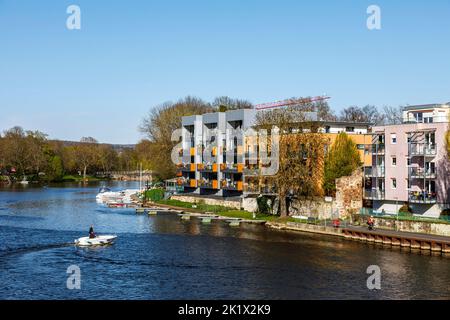 Entwicklung auf der Fulda an der Elisabeth-Selbert-Promenade in Kassel Stockfoto