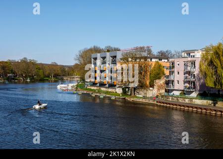 Entwicklung auf der Fulda an der Elisabeth-Selbert-Promenade in Kassel Stockfoto