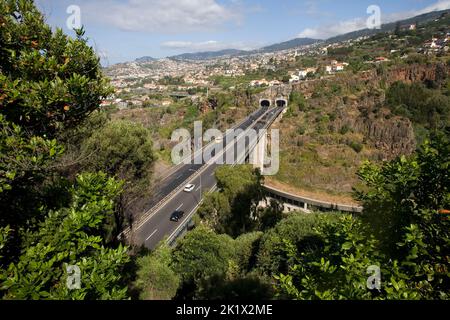 Blick vom botanischen Garten auf die Straße VR1 und den Norden von Funchal Madeira Stockfoto