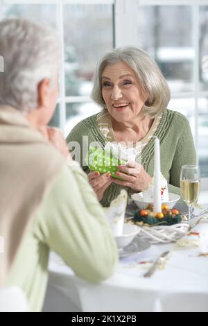 Schönes älteres Paar, das gemeinsam das neue Jahr feiert Stockfoto