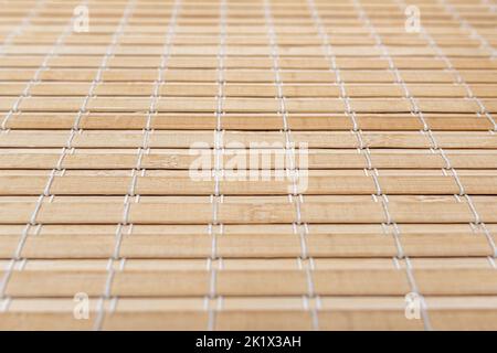 Tischdecke aus Bambus-Holz zur Dekoration in der Küche. Stockfoto