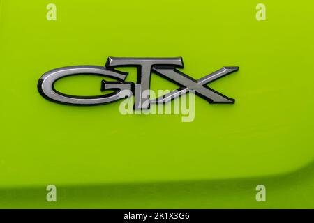 DETROIT, MI/USA - 18. SEPTEMBER 2022: Nahaufnahme eines 1971 Plymouth GTX Emblems beim Detroit Concours 'd Elegance. Stockfoto