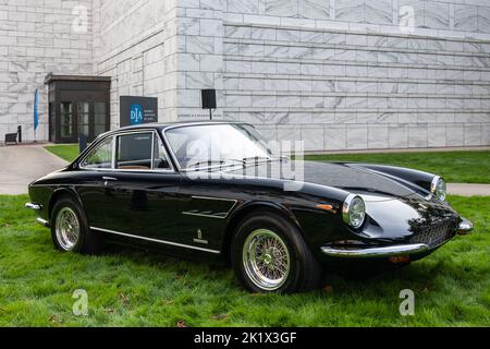 DETROIT, MI/USA - 18. SEPTEMBER 2022: Ein 1967 Ferrari 330 GTC Fahrzeug im Detroit Concours 'd Elegance. Stockfoto