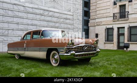 DETROIT, MI/USA - 18. SEPTEMBER 2022: Ein 1956 Packard Patrician-Auto beim Detroit Concours 'd Elegance. Stockfoto