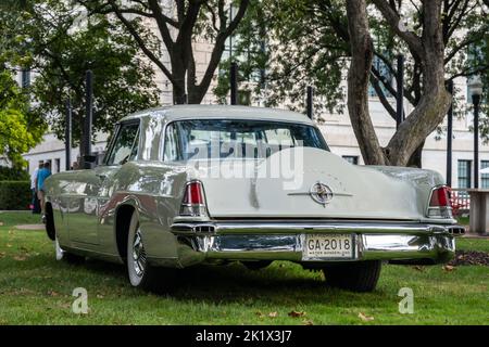 DETROIT, MI/USA - 18. SEPTEMBER 2022: Ein Lincoln Continental Mark II-Auto aus dem Jahr 1956 im Detroit Concours 'd Elegance. Stockfoto