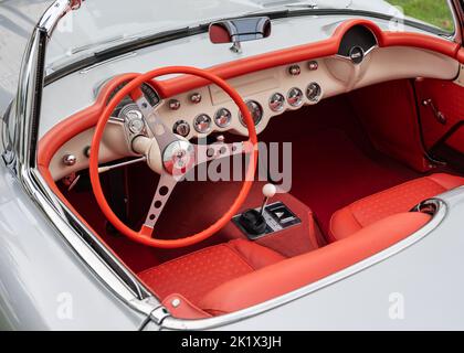 DETROIT, MI/USA - 18. SEPTEMBER 2022: Ein 1957 Chevrolet Corvette Auto mit Kraftstoffeinspritzung im Detroit Concours 'd Elegance. Stockfoto