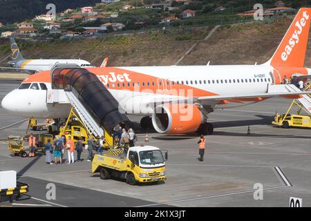 EasyJet A320 G-UHZT am Boden des internationalen Flughafens Funchal Stockfoto