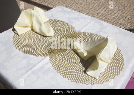 Tisch bereit mit Tischdecke, Deckchen und Servietten auf der Rua da Carreira in Funchal Madeira Stockfoto