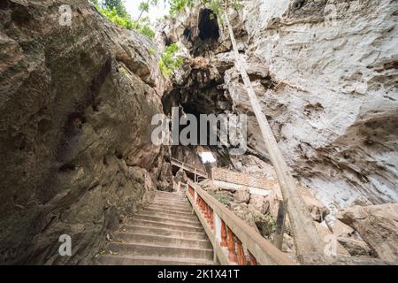 Dies ist der Tempel des Wat Tham Khao Chaka, in Sa Kaeo in Thailand. Die Treppen am Ende sind sehr steil und es gibt Affen. Stockfoto