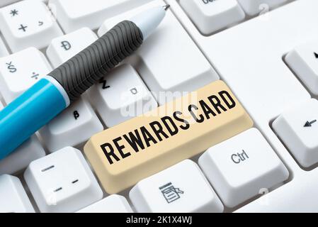 Schild mit der Rewards-Karte. Business Idea Helfen Sie, aus den täglichen Kaufanreizen Cashpoints zu sammeln Stockfoto