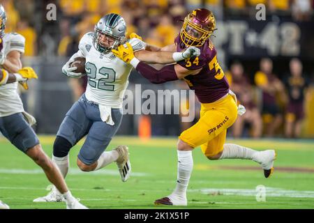 Eastern Michigan Eagles Running Back Samson Evans (22) Stiffs Arms Arizona State Sun Devils Linebacker Kyle Soelle (34) während eines NCAA Football Spiels am Samstag, 17. September 2022, in Tempe, AZ Eastern Michigan besiegte Arizona State mit 30:21. (Marcus Wilkins/Image of Sport) Stockfoto