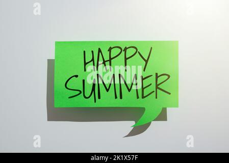 Schild mit Happy Summer. Konzeptionelle Foto Strände Sonnenschein Entspannung warme sonnige Jahreszeit Sonnenwende Stockfoto